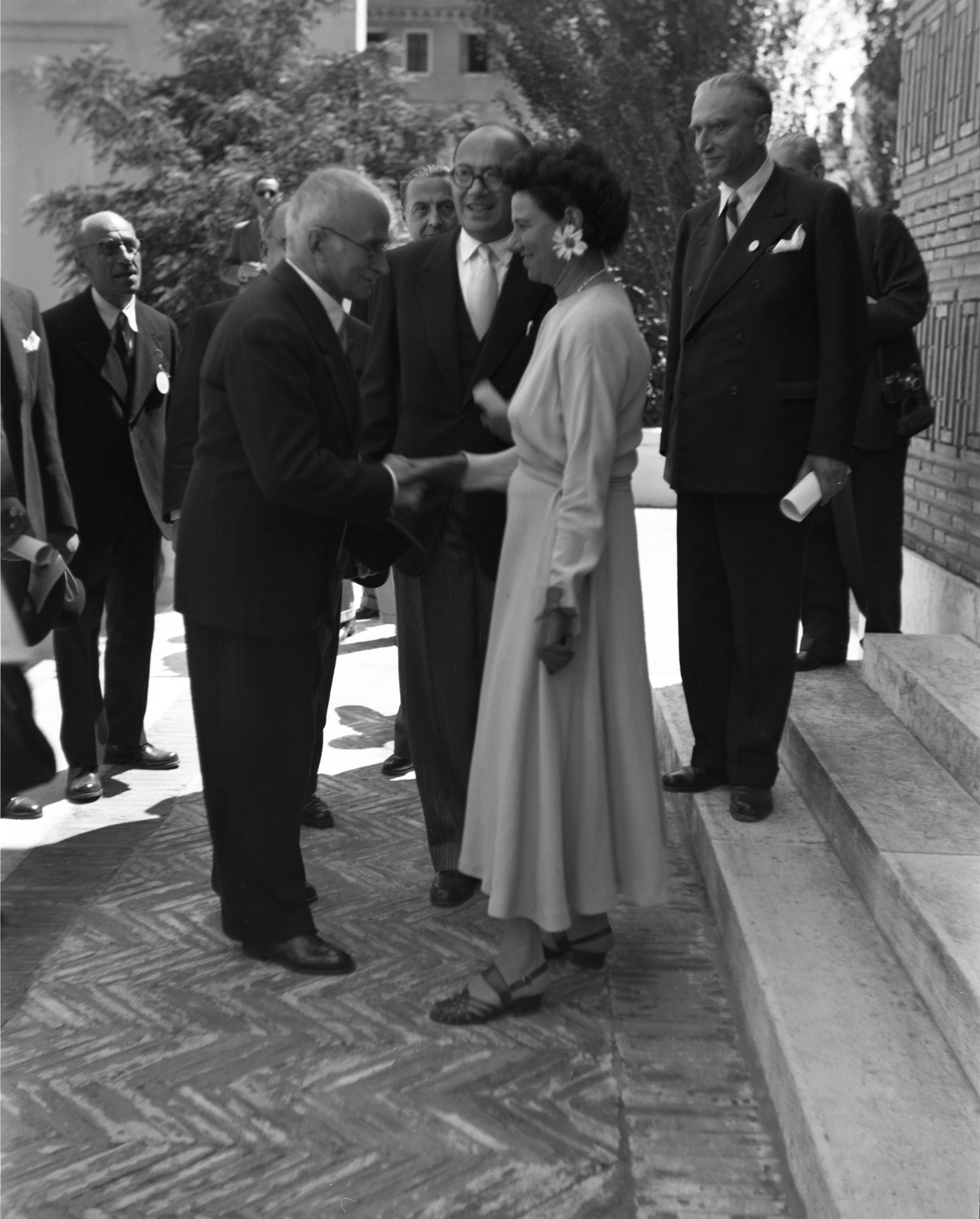 Peggy Guggeheim accoglie il presidente Einaudi